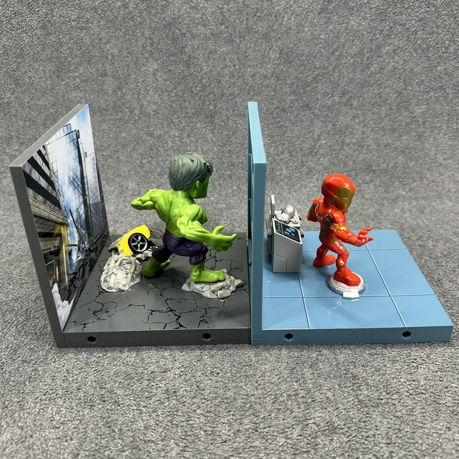 Marvel The Loyal Subjects Iron Man & Hulk Superama Diorama Posed Figures