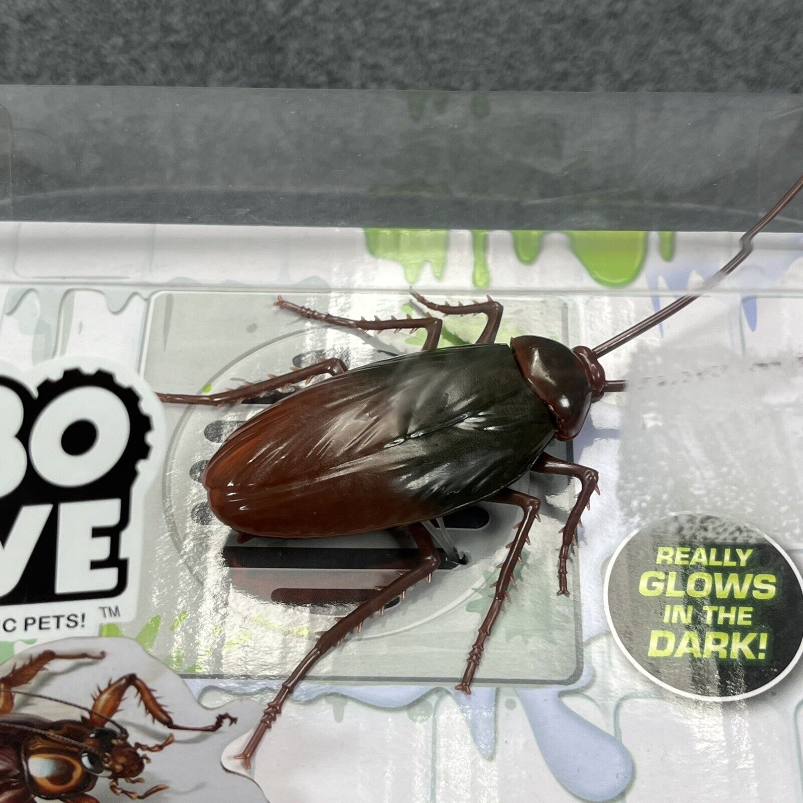 Zuru Robo Alive Crawling Cockroach Crawls Like a Real Cockroach! Glows in Dark