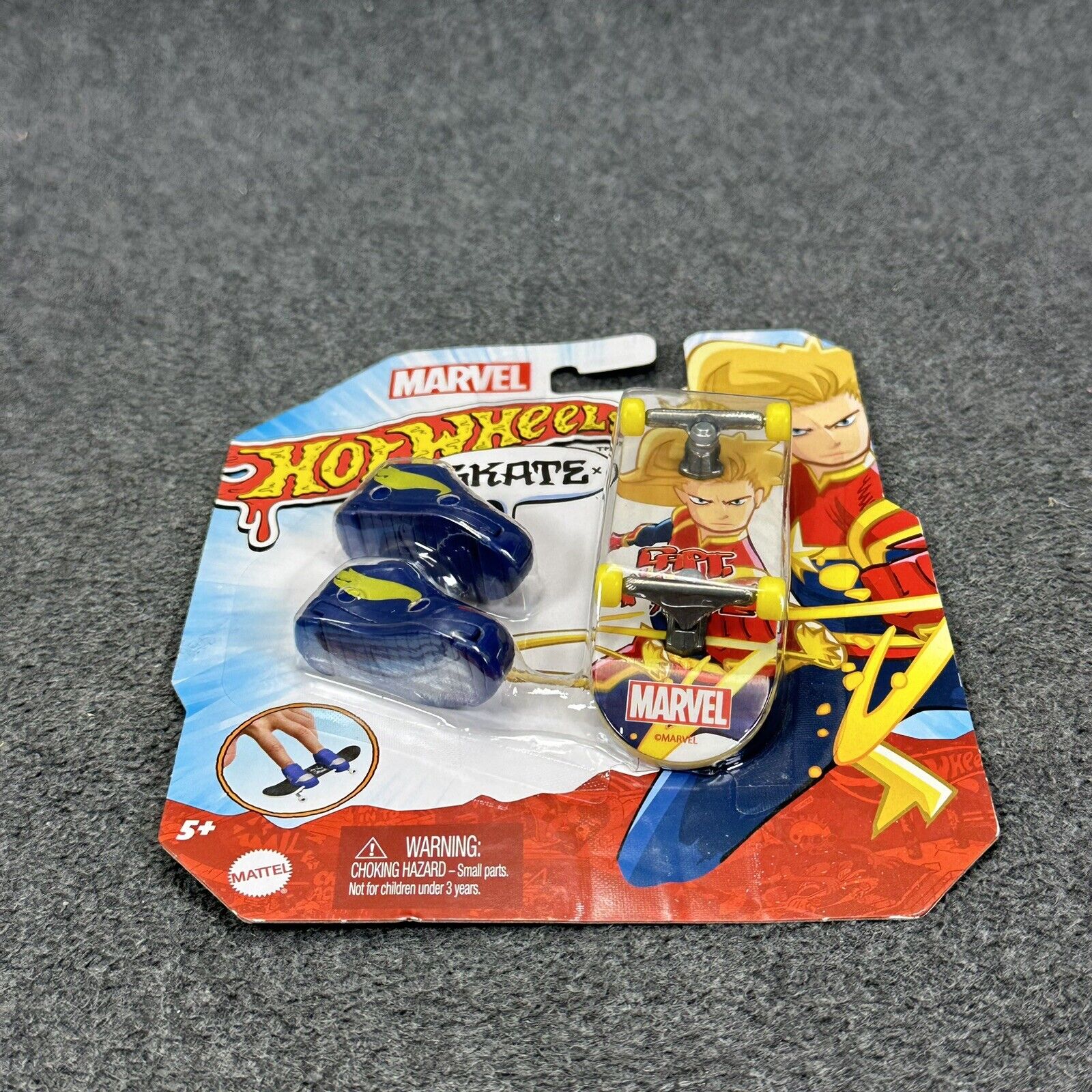 Hot Wheels Skate Captain Marvel Fingerboard & Shoes Mattel 2022 - Brand New