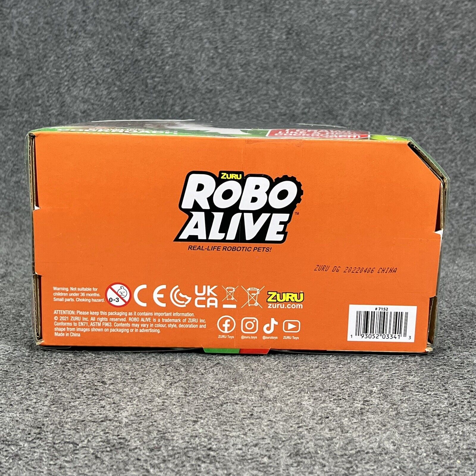 Zuru Robo Alive Crawling Cockroach Crawls Like a Real Cockroach! Glows in Dark