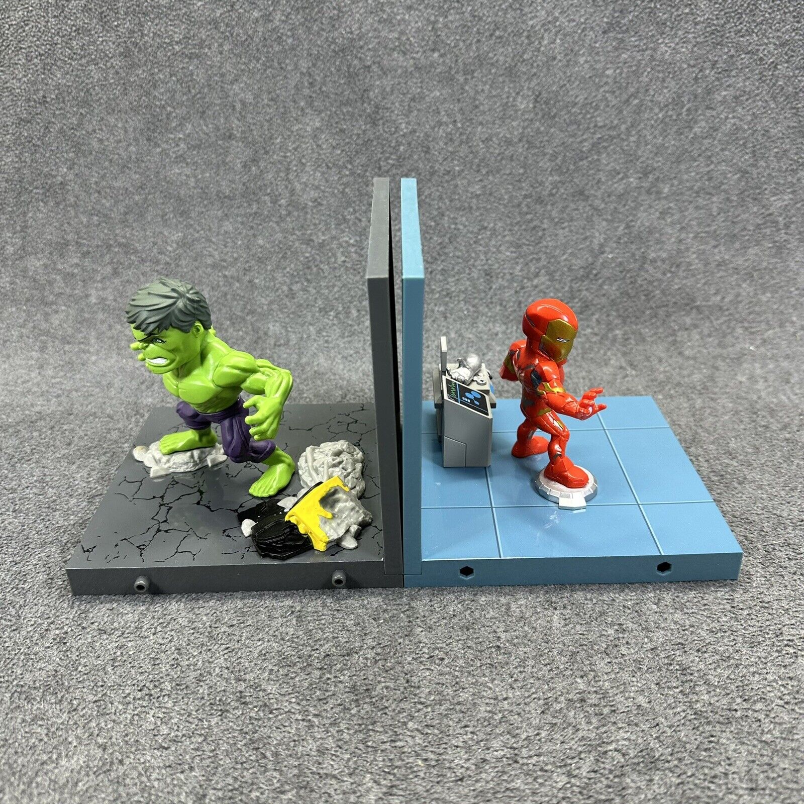 Marvel The Loyal Subjects Iron Man & Hulk Superama Diorama Posed Figures