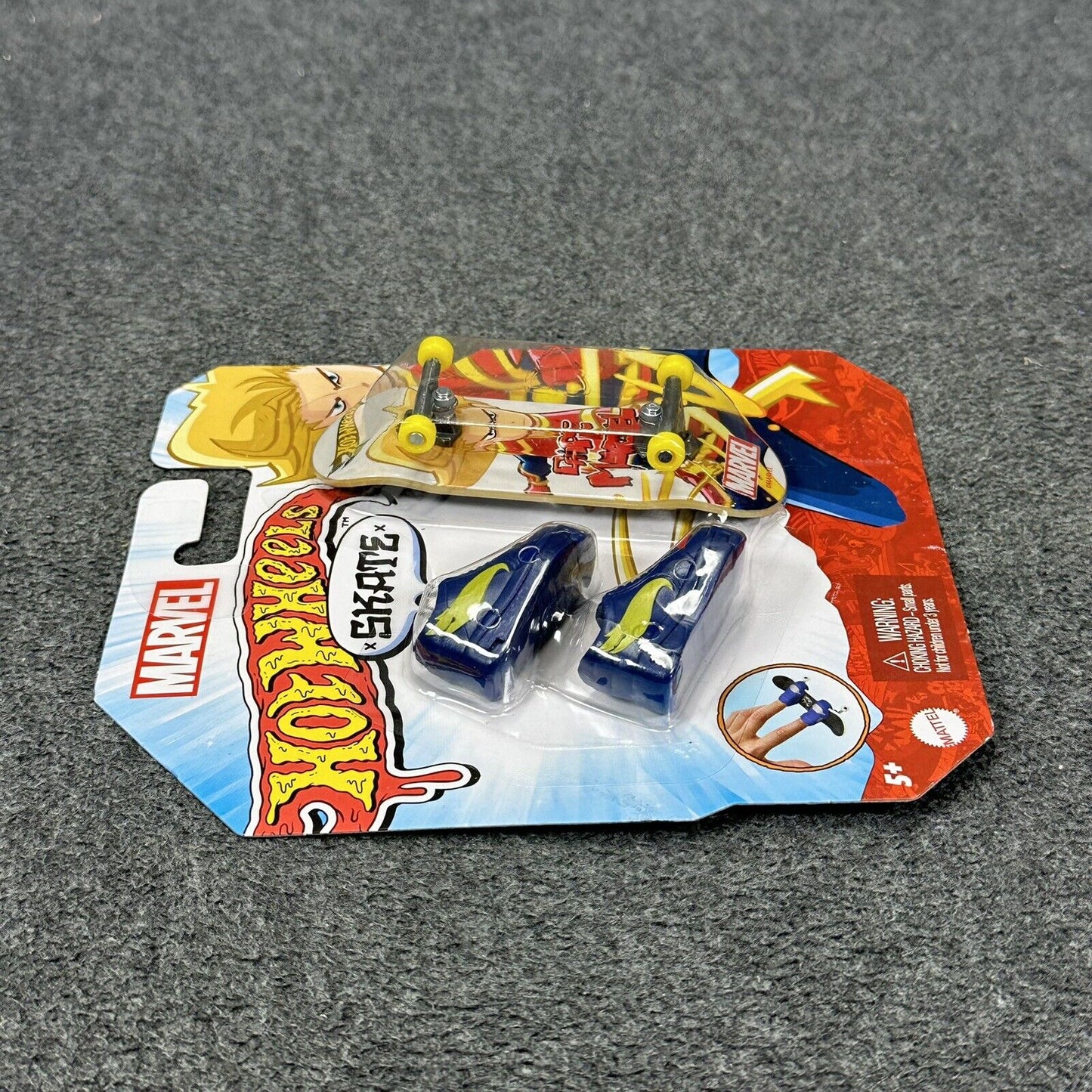 Hot Wheels Skate Captain Marvel Fingerboard & Shoes Mattel 2022 - Brand New