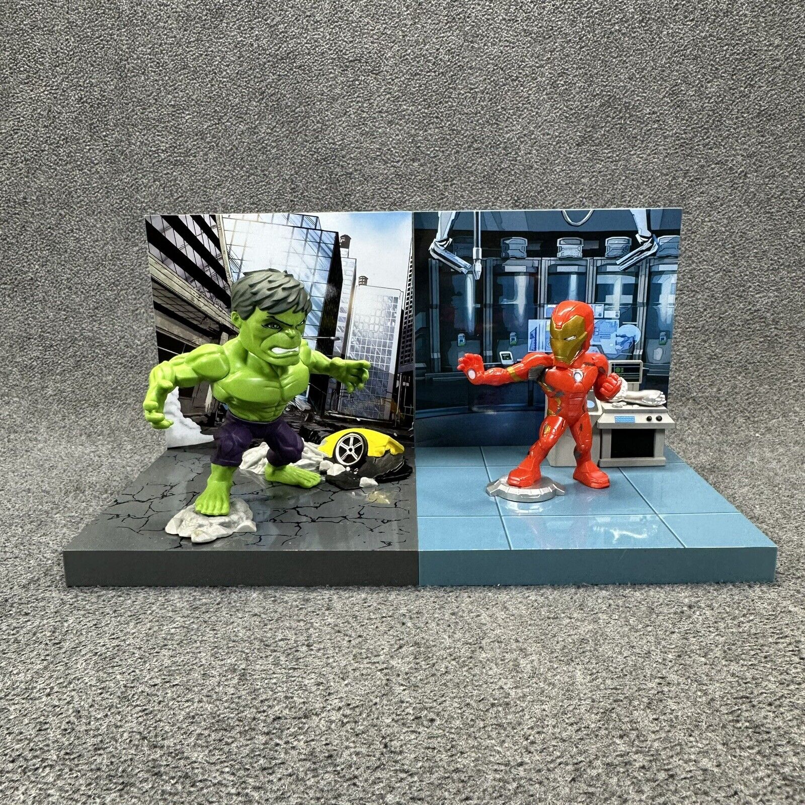 Marvel The Loyal Subjects Iron Man & Hulk Superama Diorama Posed Figures